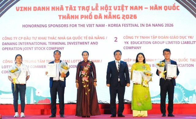 Ph&oacute; Chủ tịch UBND th&agrave;nh phố Nguyễn Thị Anh Thi, Tổng L&atilde;nh sự H&agrave;n Quốc tại Đ&agrave; Nẵng Han Jungil trao hoa v&agrave; thư cảm ơn cho c&aacute;c nh&agrave; t&agrave;i trợ