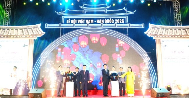 C&aacute;c đại biểu thực hiện nghi thức khai mạc Lễ hội Việt Nam - H&agrave;n Quốc th&agrave;nh phố Đ&agrave; Nẵng 2026.