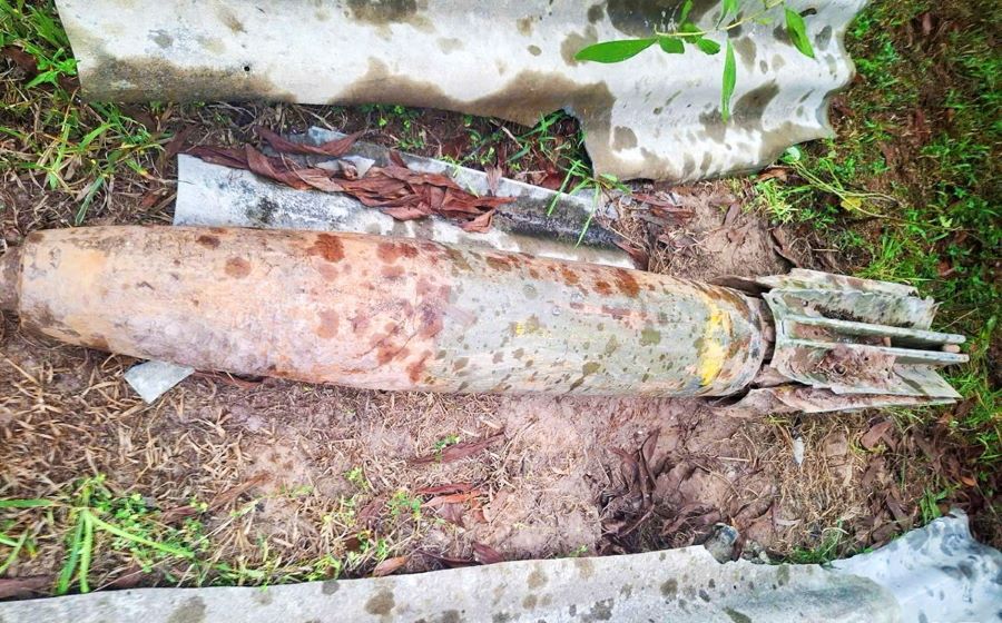 Quả bom dài 1,8 m, đường kính 35 cm, nặng khoảng 113 kg được phát hiện tại trang trại của người dân Quả bom dài 1,8 m, đường kính 35 cm, nặng khoảng 113 kg được phát hiện tại trang trại của người dân