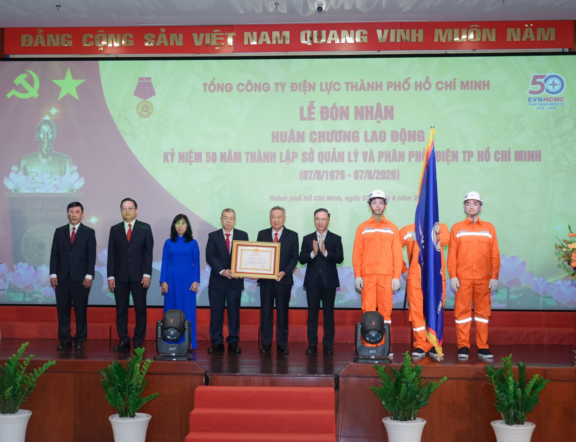 Thừa ủy quyền của Chủ tịch nước, Phó Bí thư Thành uỷ TP Hồ Chí Minh Đặng Minh Thông trao Huân chương lao động hạng Ba và bằng khen cho Tổng công ty điện lực TP. Hồ Chí Minh. Ảnh: Duy Đoàn Thừa ủy quyền của Chủ tịch nước, Phó Bí thư Thành uỷ TP Hồ Chí Minh Đặng Minh Thông trao Huân chương lao động hạng Ba và bằng khen cho Tổng công ty điện lực TP. Hồ Chí Minh. Ảnh: Duy Đoàn