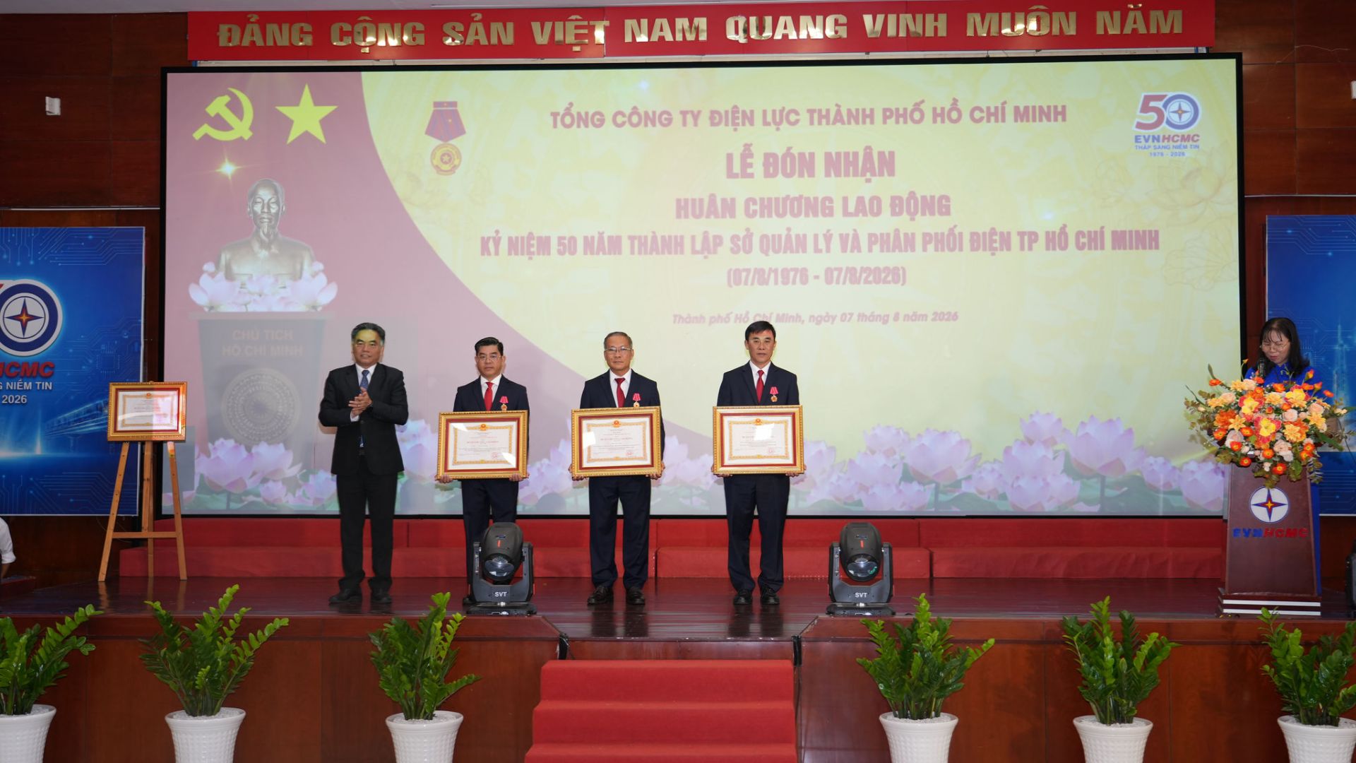 Thừa ủy quyền của Chủ tịch nước, Phó Chủ tịch Thường trực UBND TP Hồ Chí Minh Nguyễn Lộc Hà trao tặng Huân chương Lao động hạng Nhì đến các cá nhân. Ảnh: Duy Đoàn Thừa ủy quyền của Chủ tịch nước, Phó Chủ tịch Thường trực UBND TP Hồ Chí Minh Nguyễn Lộc Hà trao tặng Huân chương Lao động hạng Nhì đến các cá nhân. Ảnh: Duy Đoàn