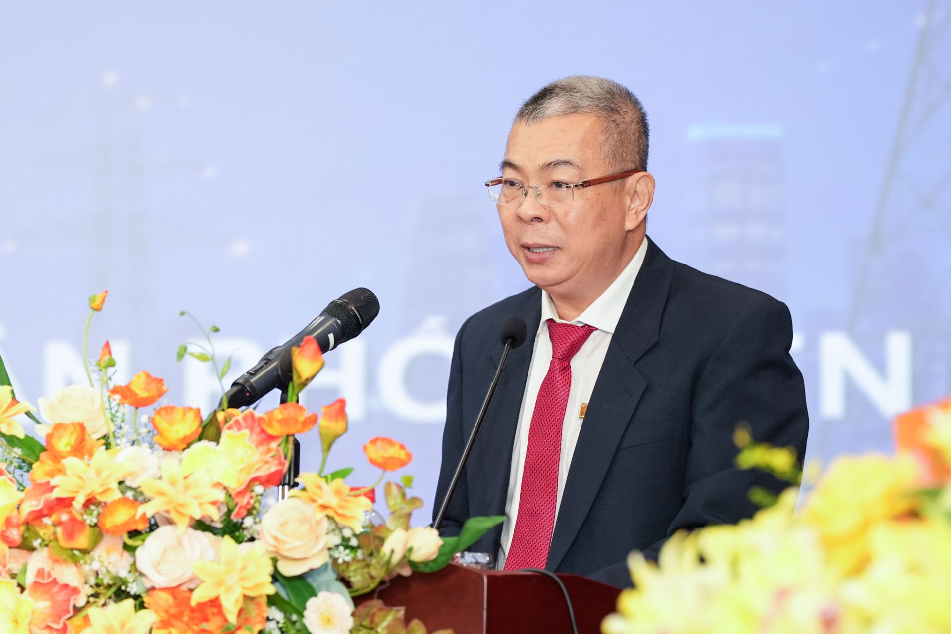 Tổng giám đốc Tổng công ty Điện lực TP. Hồ Chí Minh Nguyễn Văn Thanh chia sẻ những thành quả đạt được qua 50 năm qua - Ảnh: Duy Đoàn Tổng giám đốc Tổng công ty Điện lực TP. Hồ Chí Minh Nguyễn Văn Thanh chia sẻ những thành quả đạt được qua 50 năm qua - Ảnh: Duy Đoàn
