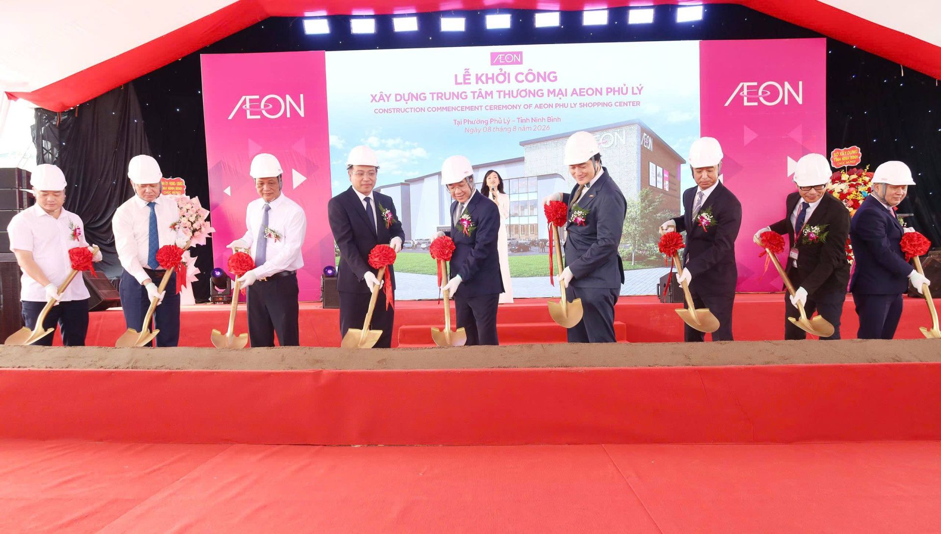 Các đại biểu thực hiện nghi thức khởi công dự án Các đại biểu thực hiện nghi thức khởi công dự án