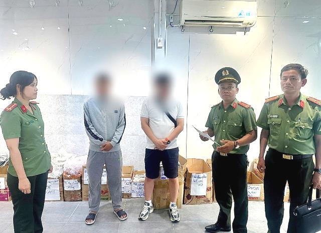 C&ocirc;ng an TP Đ&agrave; Nẵng kiểm tra cơ sở bu&ocirc;n b&aacute;n số lượng lớn h&agrave;ng h&oacute;a giả mạo c&aacute;c nh&atilde;n hiệu được bảo hộ tại Việt Nam. Ảnh: CA TP.Đ&agrave; Nẵng.