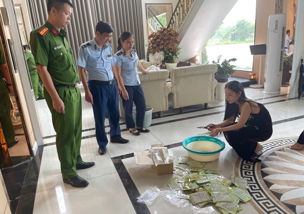 Chi cục Quản lý thị trường tỉnh Bắc Ninh phối hợp với Phòng Cảnh sát kinh tế - Công an tỉnh Bắc Ninh giám sát công tác tiêu hủy tang vật mỹ phẩm vi phạm. Chi cục Quản lý thị trường tỉnh Bắc Ninh phối hợp với Phòng Cảnh sát kinh tế - Công an tỉnh Bắc Ninh giám sát công tác tiêu hủy tang vật mỹ phẩm vi phạm.