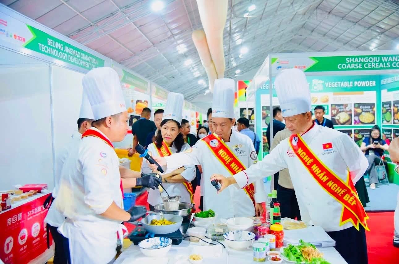 Phần thi chế biến món ăn trong 60 phút của hai nước. Ảnh: BTC Phần thi chế biến món ăn trong 60 phút của hai nước. Ảnh: BTC