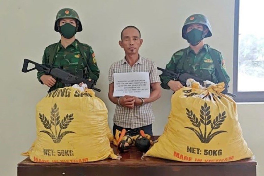 Đối tượng Nguyễn Duy Khánh cùng tang vật bị bắt giữ Đối tượng Nguyễn Duy Khánh cùng tang vật bị bắt giữ