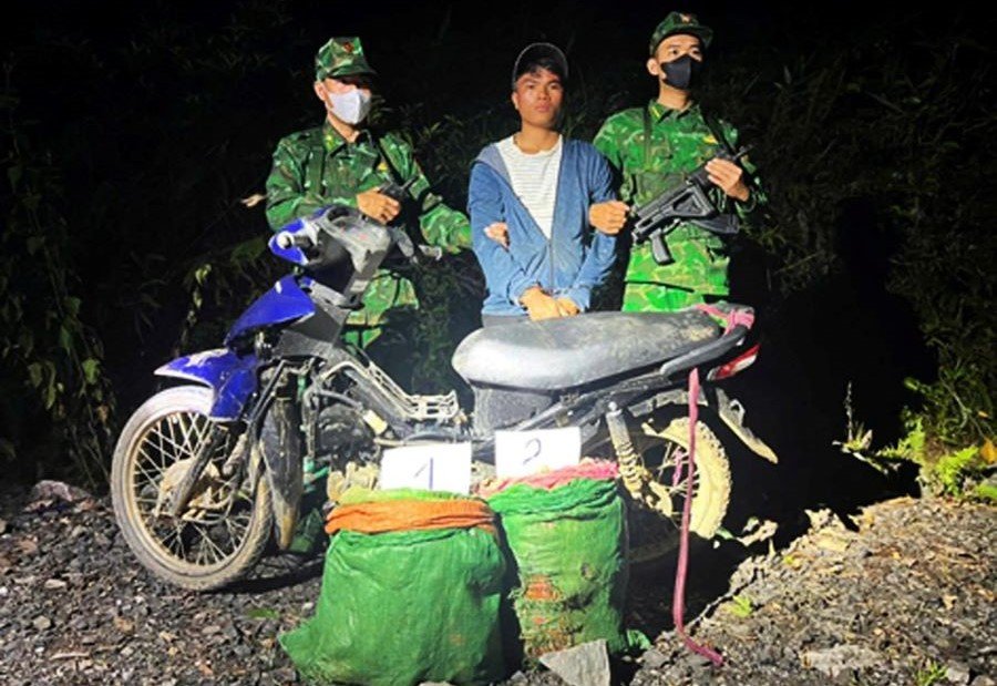 Đối tượng Hồ Văn Ngọc Trường cùng tang vật bị bắt giữ Đối tượng Hồ Văn Ngọc Trường cùng tang vật bị bắt giữ