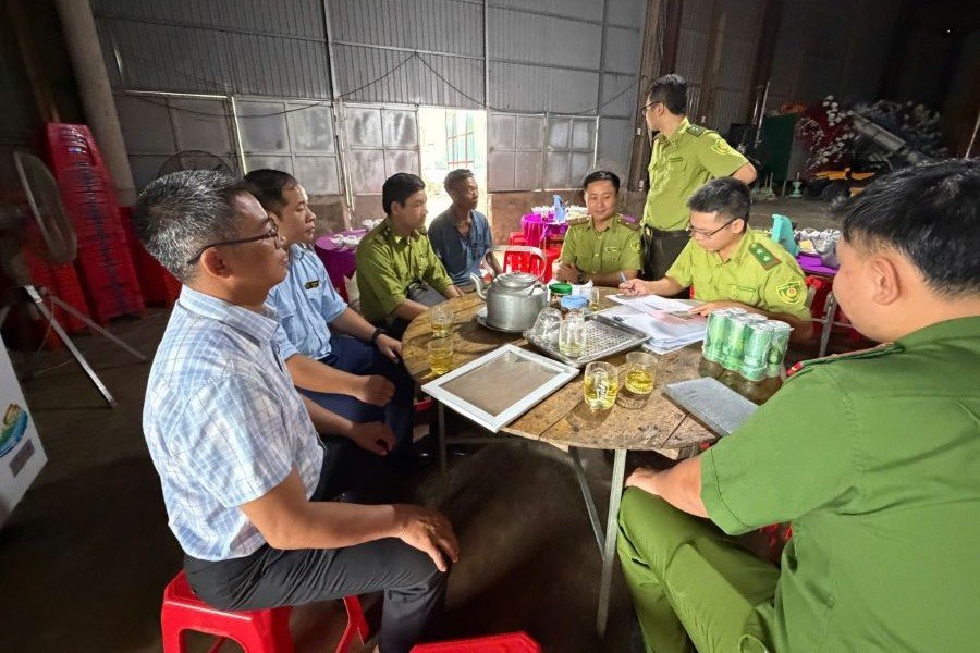 Lực lượng chức năng kiểm tra, tuyên truyền và ký cam kết không kinh doanh, mua bán, tàng trữ, vận chuyển động vật rừng trái phép Lực lượng chức năng kiểm tra, tuyên truyền và ký cam kết không kinh doanh, mua bán, tàng trữ, vận chuyển động vật rừng trái phép