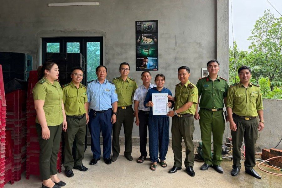 Các cơ sở kinh doanh ký cam kết không kinh doanh động vật rừng trái phép Các cơ sở kinh doanh ký cam kết không kinh doanh động vật rừng trái phép