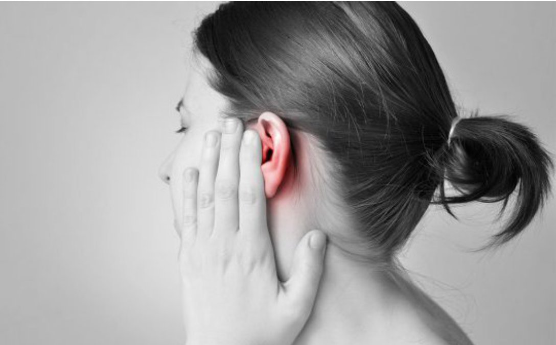 Vi&ecirc;m nhiễm ở tai l&agrave; nguy&ecirc;n nh&acirc;n phổ biến g&acirc;y &ugrave; tai k&egrave;m đau tai