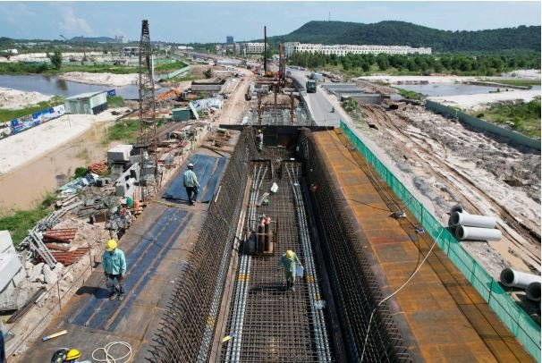 Tuyến LRT nỗ lực hướng tới cột mốc lắp đường ray đầu ti&ecirc;n v&agrave;o cuối th&aacute;ng 8/2026