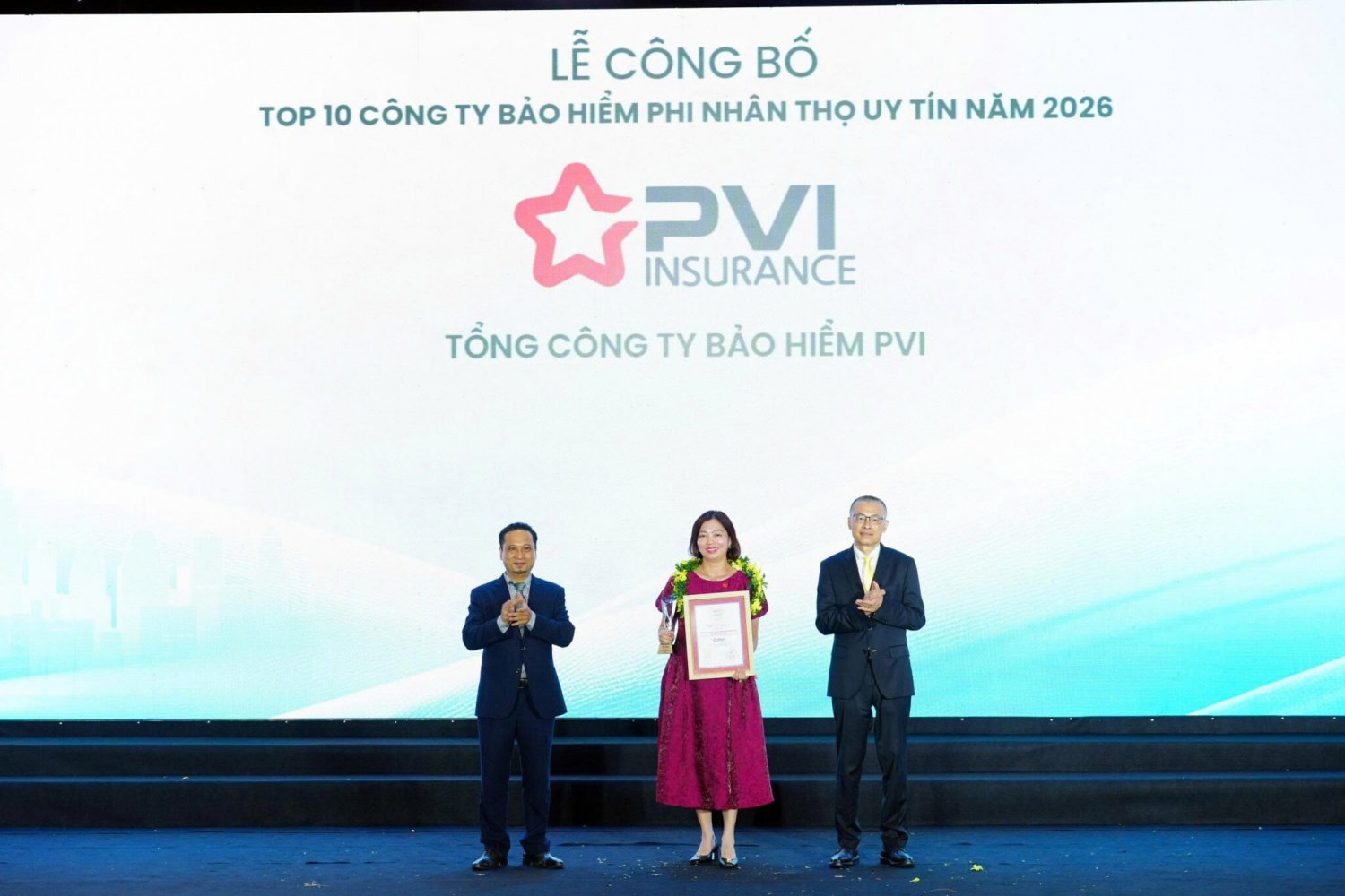 Bà Nguyễn Vũ Tâm, Phó Tổng Giám đốc Bảo hiểm PVI đại diện nhận giải thưởng Bà Nguyễn Vũ Tâm, Phó Tổng Giám đốc Bảo hiểm PVI đại diện nhận giải thưởng