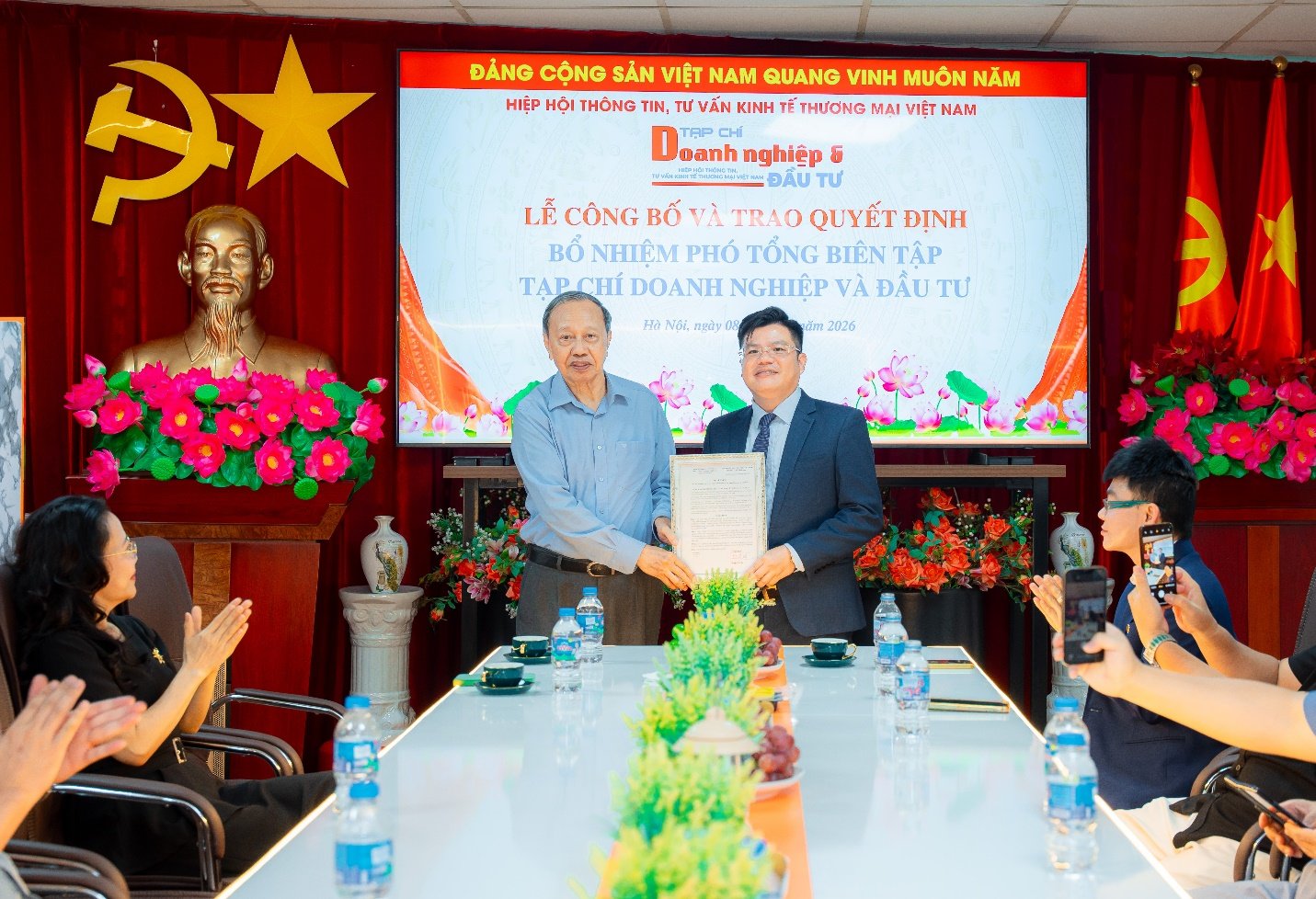 Ông Lương Văn Tự, Chủ tịch Hiệp hội Thông tin, Tư vấn Kinh tế Thương mại Việt Nam, nguyên Thứ trưởng Bộ Công Thương, Trưởng đoàn Đàm phán của Chính phủ về gia nhập Tổ chức Thương mại Thế giới (WTO) và Cộng đồng Kinh tế ASEAN, trao Quyết định bổ nhiệm Phó Tổng Biên tập Tạp chí Doanh nghiệp và Đầu tư cho Thạc sĩ, Nhà báo Lê Minh Tuấn. Ông Lương Văn Tự, Chủ tịch Hiệp hội Thông tin, Tư vấn Kinh tế Thương mại Việt Nam, nguyên Thứ trưởng Bộ Công Thương, Trưởng đoàn Đàm phán của Chính phủ về gia nhập Tổ chức Thương mại Thế giới (WTO) và Cộng đồng Kinh tế ASEAN, trao Quyết định bổ nhiệm Phó Tổng Biên tập Tạp chí Doanh nghiệp và Đầu tư cho Thạc sĩ, Nhà báo Lê Minh Tuấn.