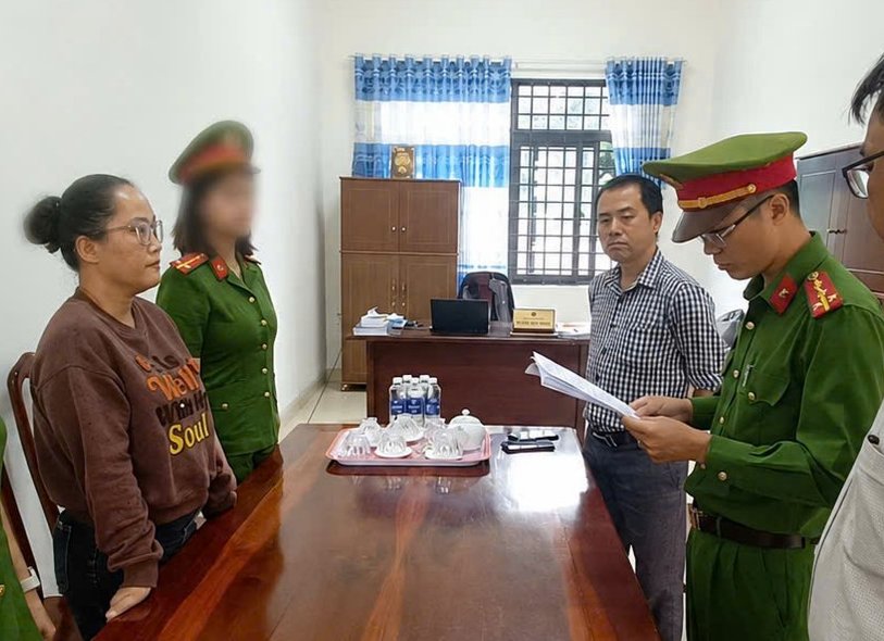 Lực lượng chức năng tống đạt quyết định tố tụng đối với Nguyễn Thị Hằng. Ảnh: C&ocirc;ng an cung cấp