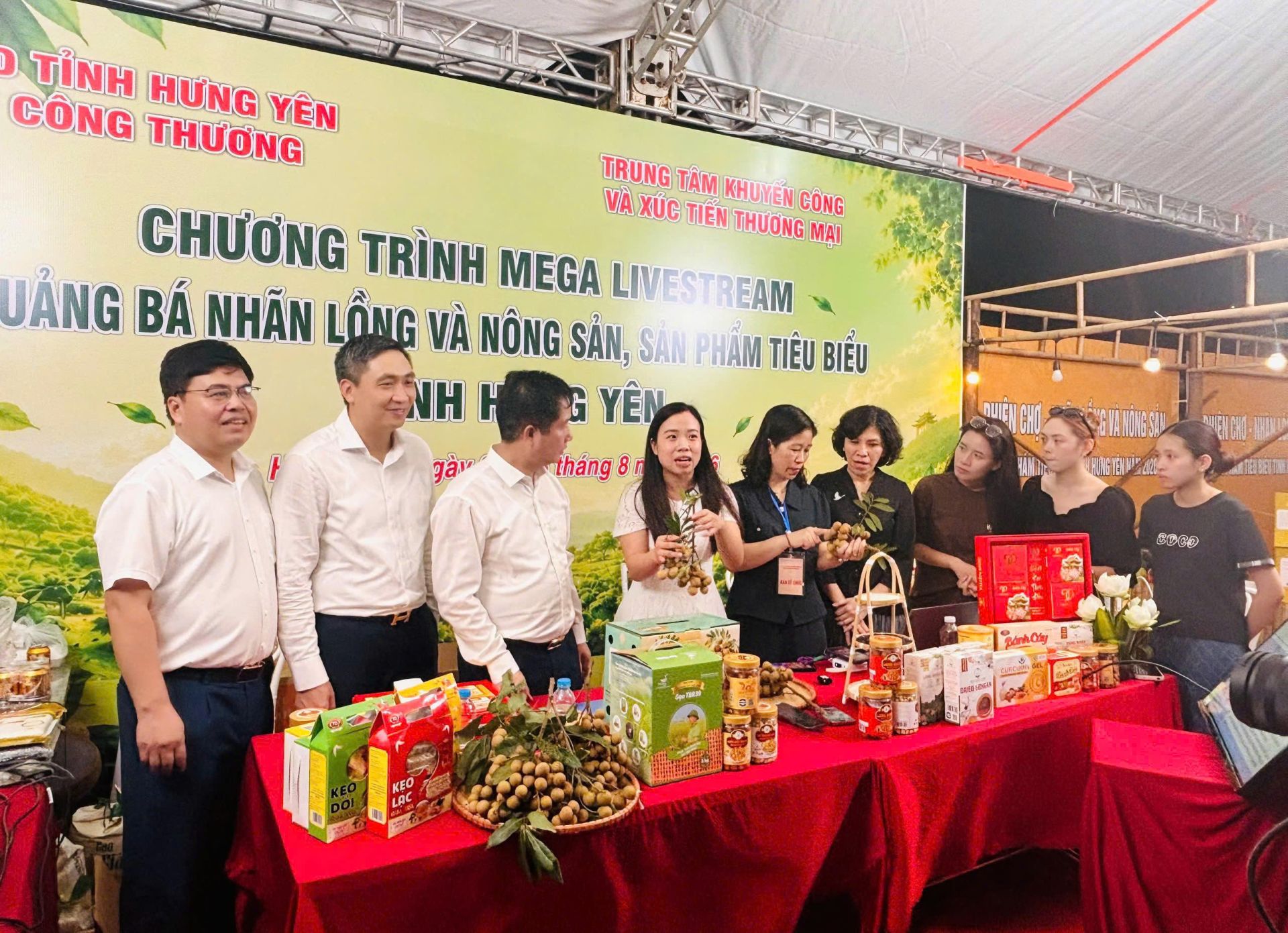 Livestream quảng bá nhãn lồng Hưng Yên: Hơn 15.000 lượt xem, gần 500 đơn hàng được chốt thành công