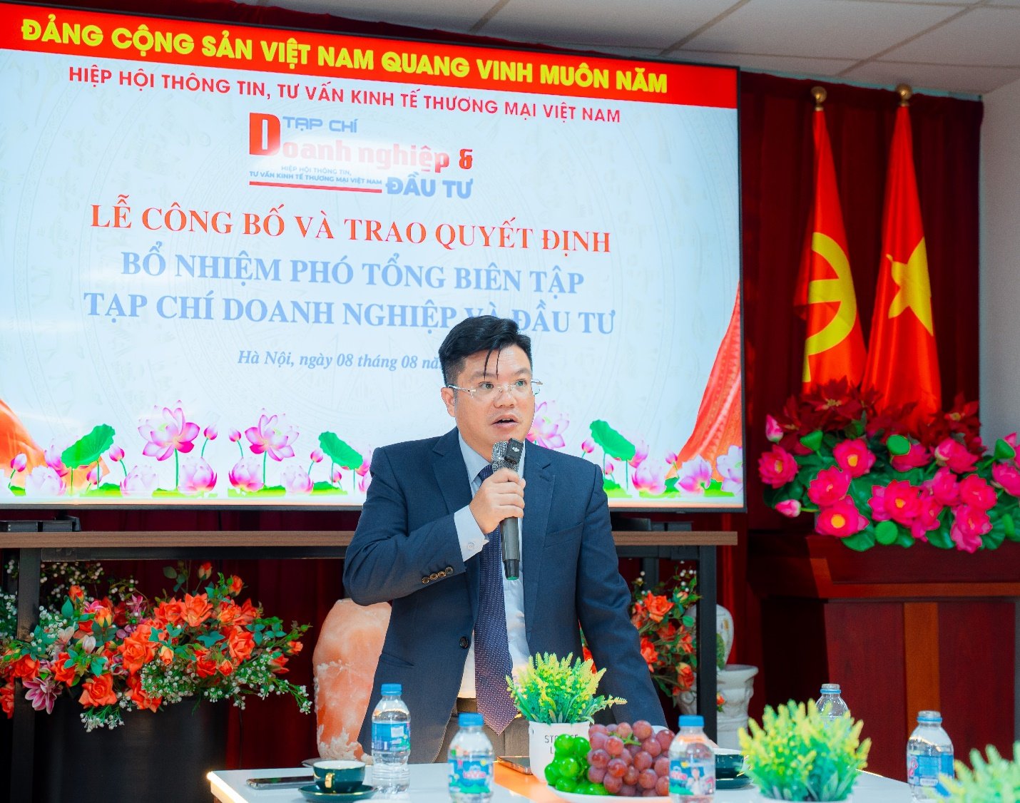 Thạc sĩ, Nhà báo Lê Minh Tuấn, tân Phó Tổng Biên tập Tạp chí Doanh nghiệp và Đầu tư, khẳng định sẽ quyết tâm cùng tập thể Tạp chí đổi mới, nâng cao chất lượng hoạt động và phát triển trong giai đoạn mới. Thạc sĩ, Nhà báo Lê Minh Tuấn, tân Phó Tổng Biên tập Tạp chí Doanh nghiệp và Đầu tư, khẳng định sẽ quyết tâm cùng tập thể Tạp chí đổi mới, nâng cao chất lượng hoạt động và phát triển trong giai đoạn mới.