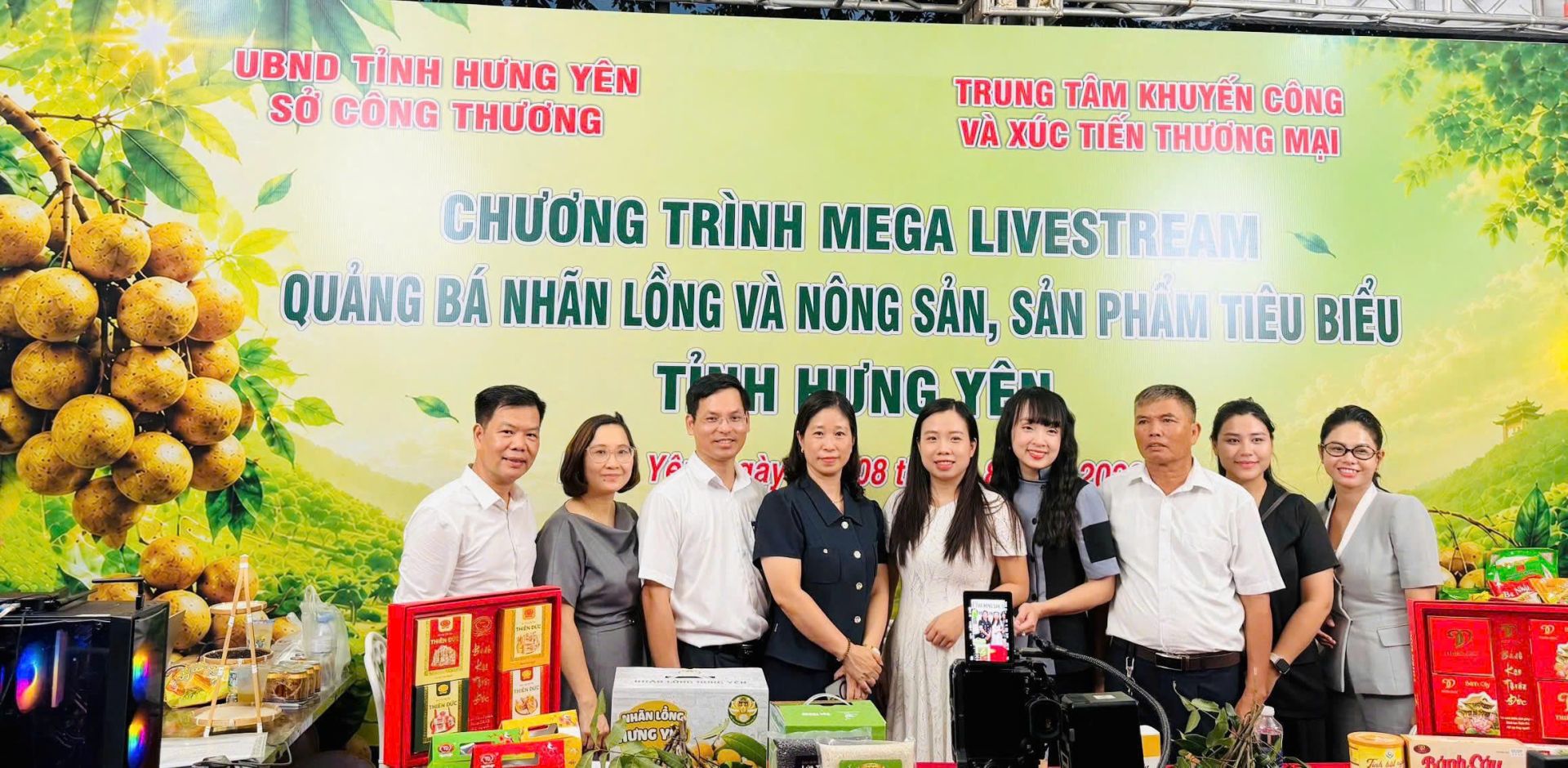 Lãnh đạo Sở Công Thương tỉnh Hưng Yên chụp ảnh lưu niệm cùng Đại diện eComDX tại gian hàng livestream quảng bá nhãn lồng Lãnh đạo Sở Công Thương tỉnh Hưng Yên chụp ảnh lưu niệm cùng Đại diện eComDX tại gian hàng livestream quảng bá nhãn lồng