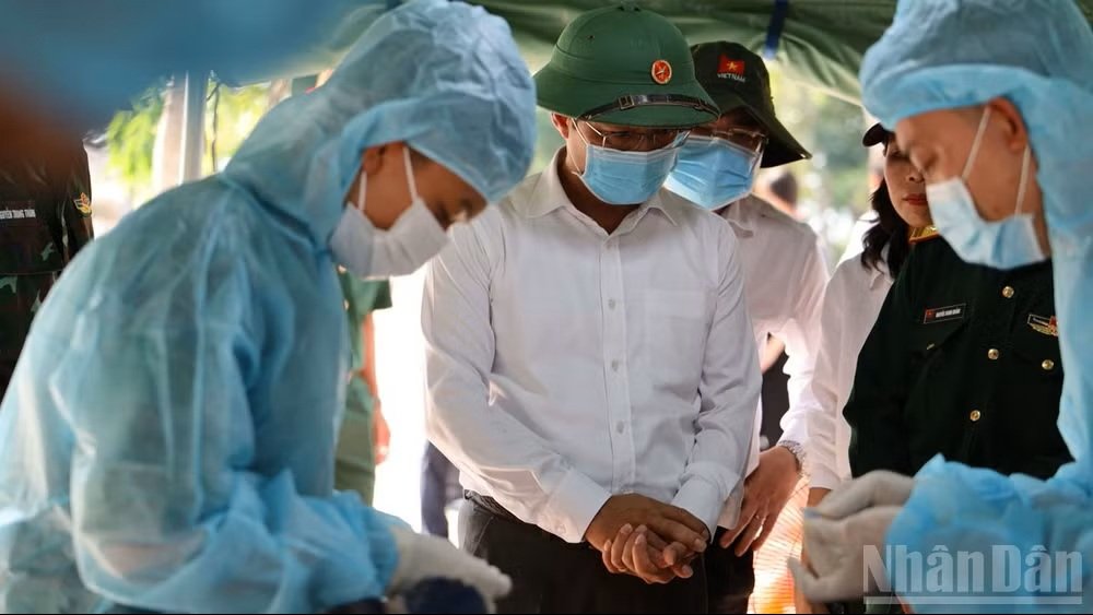 Phó Chủ tịch Ủy ban nhân dân tỉnh Lâm Đồng Đinh Văn Tuấn kiểm tra thực tế việc lấy mẫu hài cốt liệt sĩ tại Nghĩa trang Liệt sĩ Bình Thuận. Phó Chủ tịch Ủy ban nhân dân tỉnh Lâm Đồng Đinh Văn Tuấn kiểm tra thực tế việc lấy mẫu hài cốt liệt sĩ tại Nghĩa trang Liệt sĩ Bình Thuận.