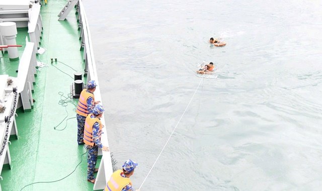 Lực lượng chức năng tiếp cận và cứu nạn thành công nạn nhân thứ hai cách Mũi Nghê hơn 2 hải lý. Lực lượng chức năng tiếp cận và cứu nạn thành công nạn nhân thứ hai cách Mũi Nghê hơn 2 hải lý.