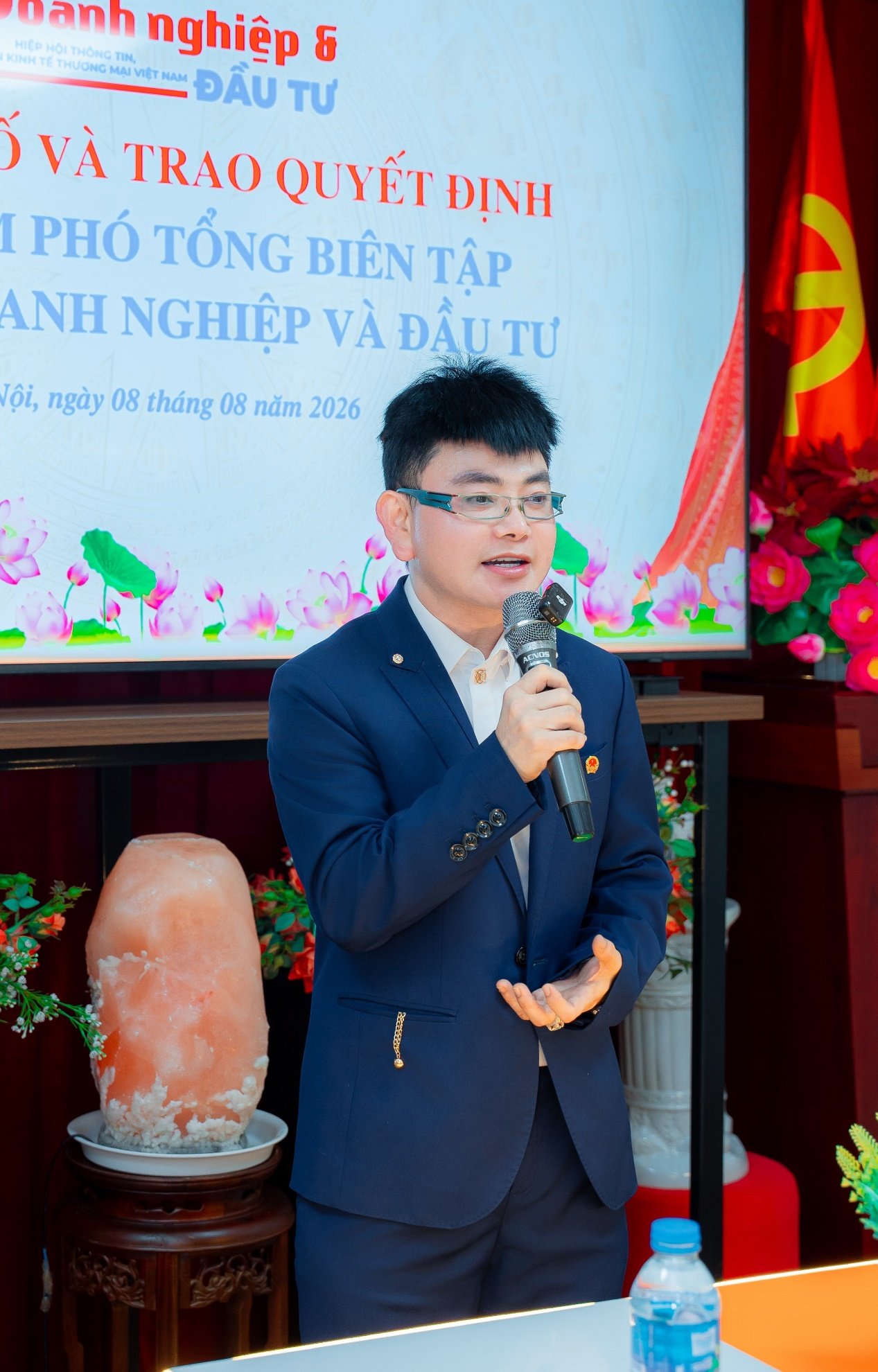 Tổng Biên tập Đào Bình kỳ vọng ông Lê Minh Tuấn cùng Ban Biên tập nâng cao chất lượng và đổi mới hoạt động Tạp chí trong giai đoạn mới. Tổng Biên tập Đào Bình kỳ vọng ông Lê Minh Tuấn cùng Ban Biên tập nâng cao chất lượng và đổi mới hoạt động Tạp chí trong giai đoạn mới.