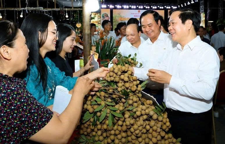Ủy viên Ban Chấp hành Trung ương Đảng, Bí thư Tỉnh ủy Phạm Quang Ngọc và các đại biểu tham quan các gian trưng bày nhãn Ủy viên Ban Chấp hành Trung ương Đảng, Bí thư Tỉnh ủy Phạm Quang Ngọc và các đại biểu tham quan các gian trưng bày nhãn