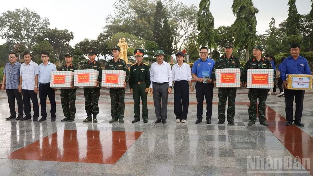 Phó Chủ tịch Ủy ban nhân dân tỉnh Lâm Đồng Đinh Văn Tuấn tặng quà, động viên lực lượng làm nhiệm vụ tại Nghĩa trang Liệt sĩ Bình Thuận. Phó Chủ tịch Ủy ban nhân dân tỉnh Lâm Đồng Đinh Văn Tuấn tặng quà, động viên lực lượng làm nhiệm vụ tại Nghĩa trang Liệt sĩ Bình Thuận.