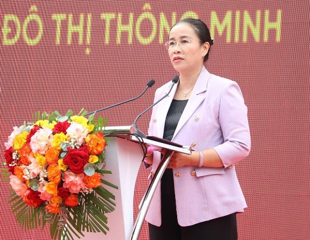 Ph&oacute; Chủ tịch UBND th&agrave;nh phố Nguyễn Thị Anh Thi đ&aacute;nh gi&aacute; cao sự chủ động, s&aacute;ng tạo của phường H&ograve;a Kh&aacute;nh trong triển khai c&aacute;c hoạt động chuyển đổi số.