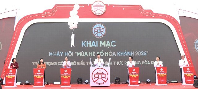 C&aacute;c đại biểu thực hiện nghi thức khai mạc Ng&agrave;y hội M&ugrave;a h&egrave; số H&ograve;a Kh&aacute;nh 2026