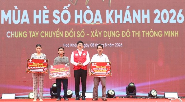 Ban tổ chức v&agrave; c&aacute;c đơn vị đồng h&agrave;nh trao tặng nh&agrave; t&igrave;nh thương cho hộ người c&oacute; c&ocirc;ng với c&aacute;ch mạng.