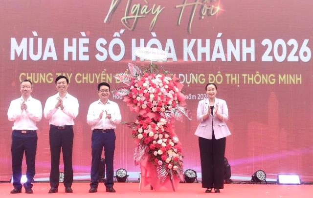Ủy vi&ecirc;n thường vụ - Ph&oacute; Chủ tịch Thường trực HĐND TP. Đ&agrave; Nẵng Trần Phước Sơn v&agrave; Ph&oacute; Chủ tịch UBND th&agrave;nh phố Nguyễn Thị Anh Thi tặng hoa ch&uacute;c mừng Ng&agrave;y h&ocirc;i 