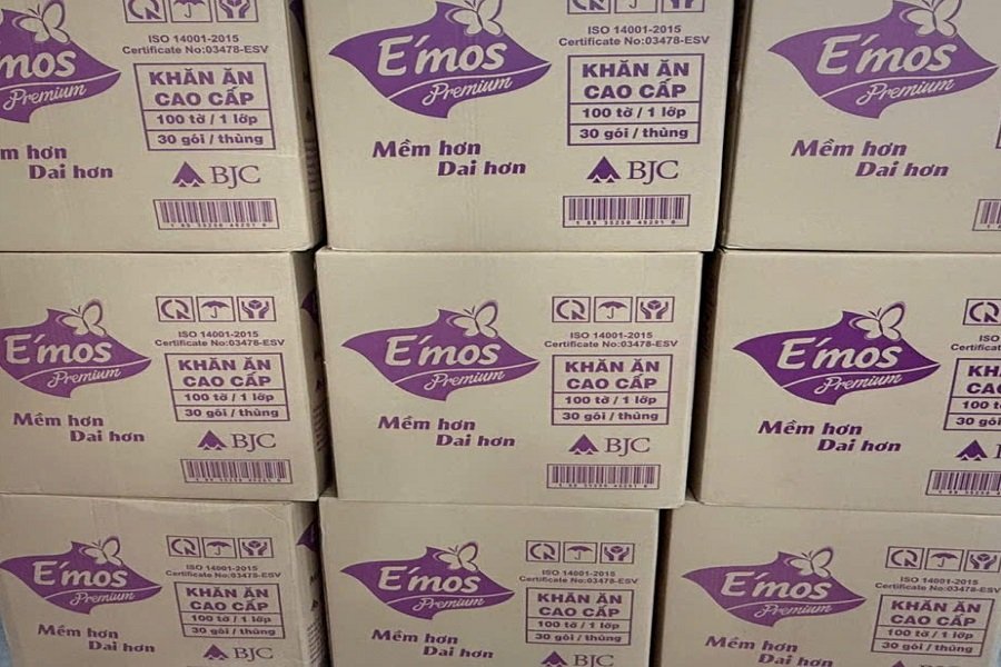 Tr&ecirc;n bề mặt bao b&igrave; mỗi g&oacute;i sản phẩm c&oacute; gắn trực tiếp nh&atilde;n hiệu E&rsquo;mos; chữ viết, nh&atilde;n hiệu tr&ecirc;n bao b&igrave; mờ nhạt, kh&ocirc;ng được sắc n&eacute;t, độ ho&agrave;n thiện kh&ocirc;ng cao. (Ảnh: Đội Quản l&yacute; thị trường số 14)