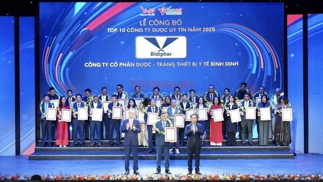 C&ocirc;ng ty Cổ phần Dược - Trang thiết bị Y tế B&igrave;nh Định (BIDIPHAR) l&agrave; 1 trong những DN ti&ecirc;u biểu của tỉnh Gia Lai lu&ocirc;n nỗ lực vươn m&igrave;nh ra khu vực v&agrave; thế giới. Trong ảnh: Đại diện BIDIPHAR nhận vinh danh Top 4 C&ocirc;ng ty Dược uy t&iacute;n năm 2025. Ảnh: VH