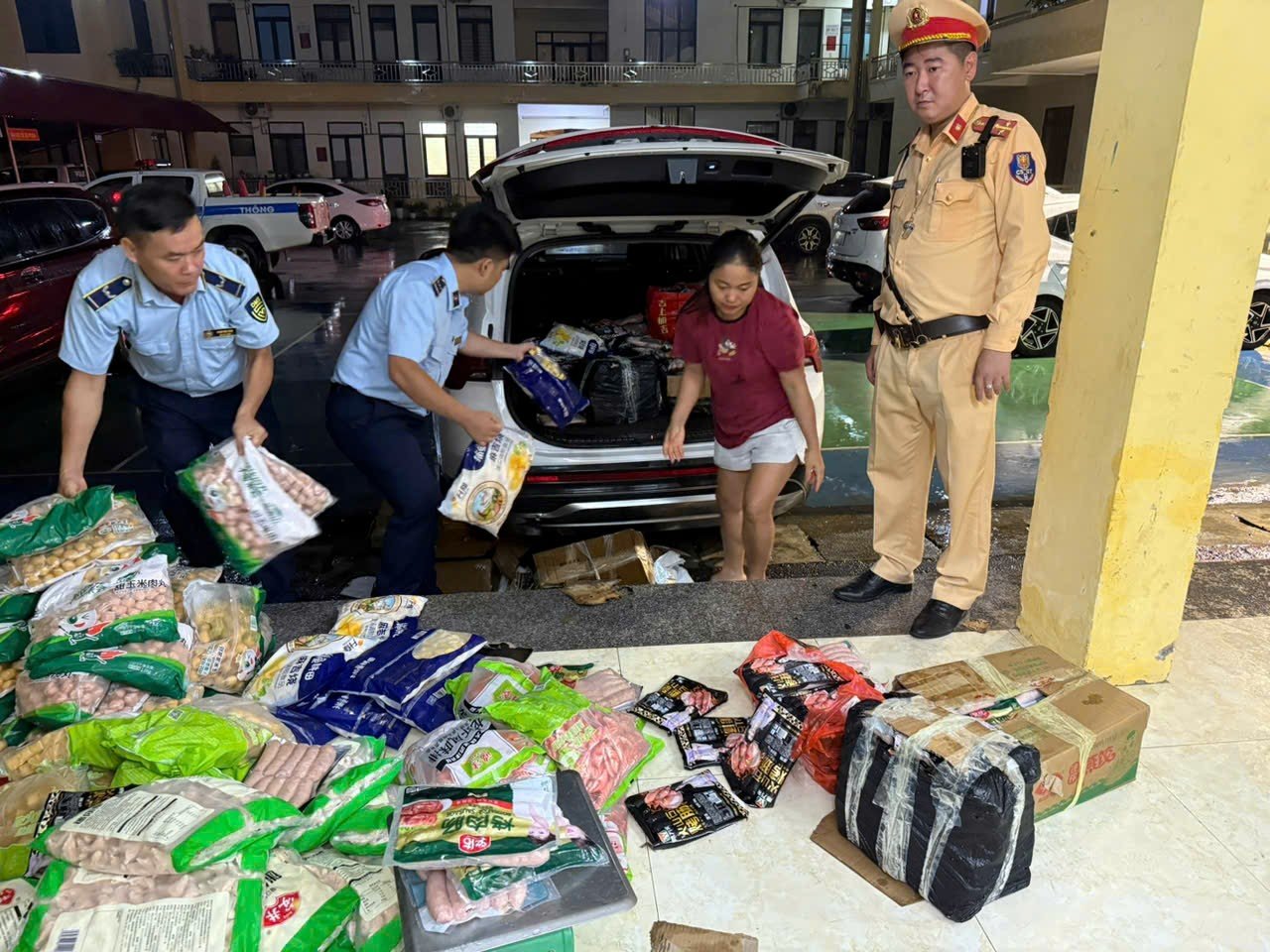 Lực lượng phối hợp tỉnh Tuy&ecirc;n Quang kiểm tra h&agrave;ng h&oacute;a tr&ecirc;n phương tiện vận tải trong đợt cao điểm Th&aacute;ng An to&agrave;n vệ sinh thực phẩm 2026