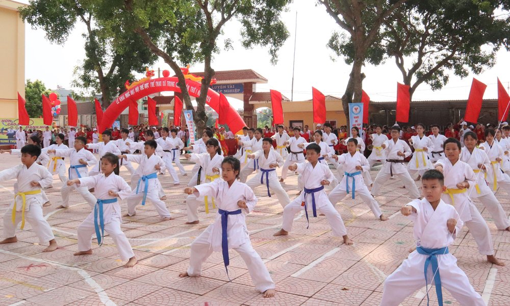 M&agrave;n biểu diễn v&otilde; thuật của c&aacute;c ch&aacute;u học sinh trong C&acirc;u lạc bộ v&otilde; thuật x&atilde;.