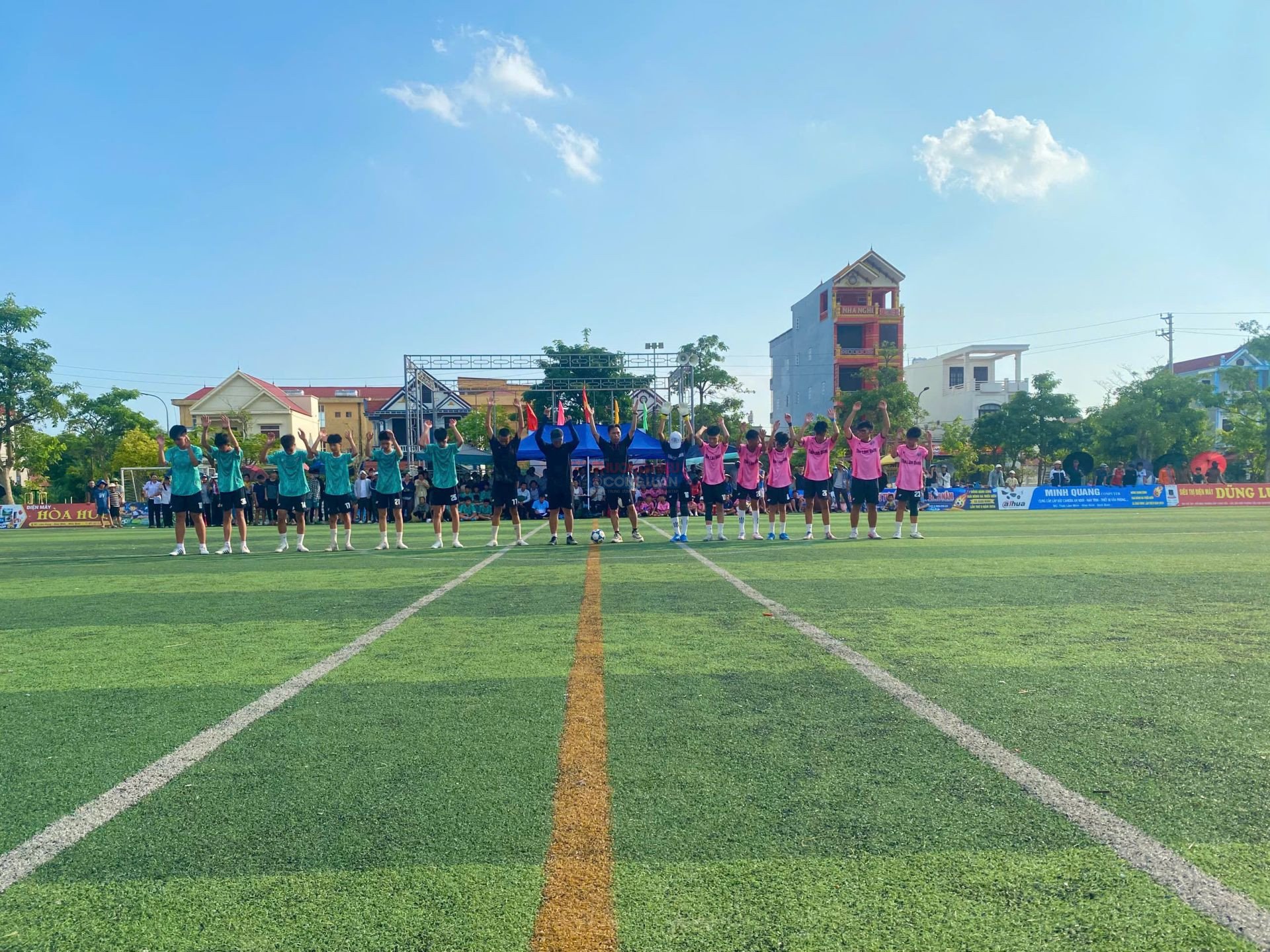 Cầu thủ 2 đội ch&agrave;o kh&aacute;n giả