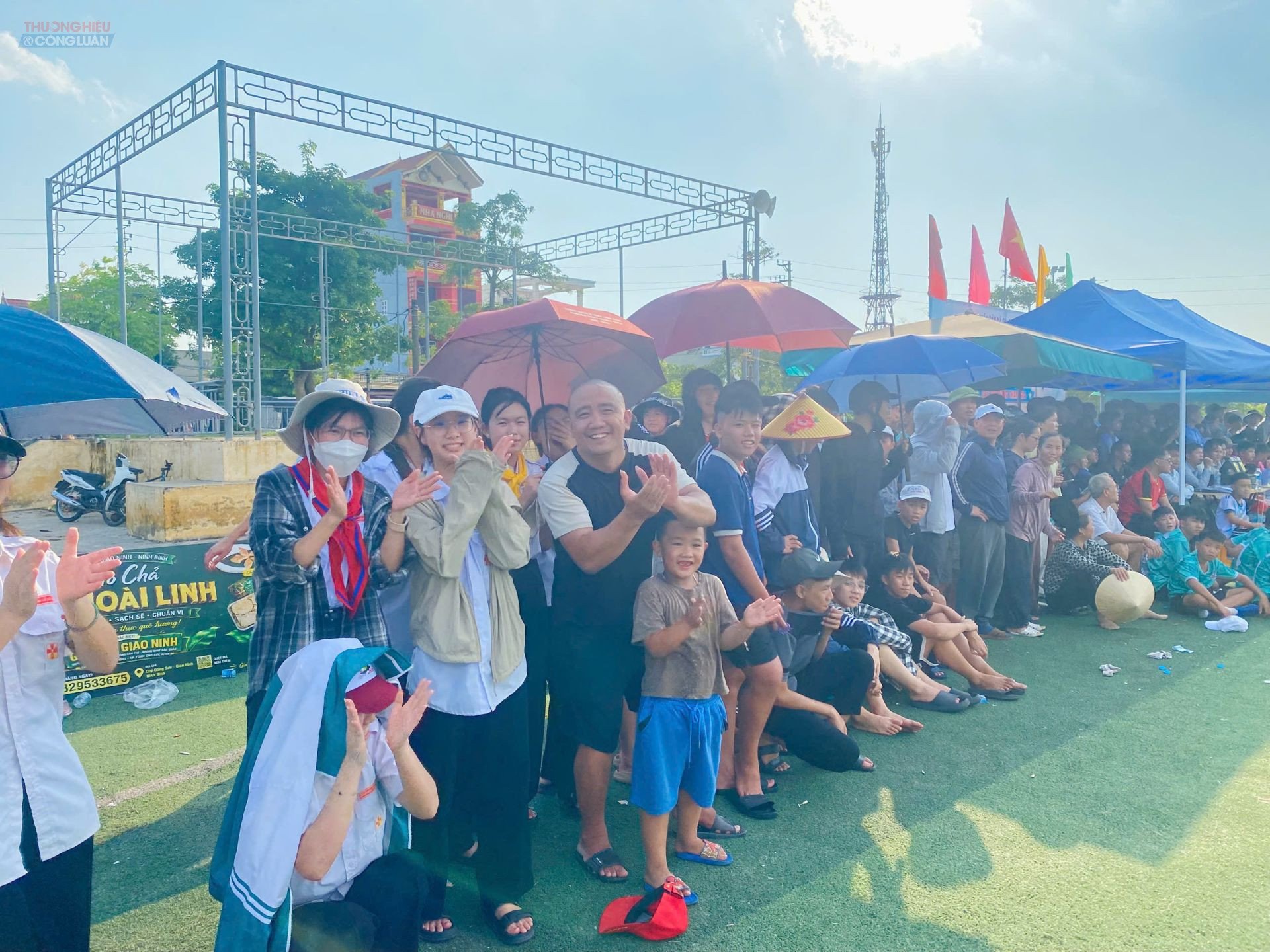 Cổ động vi&ecirc;n th&ocirc;n Thanh Tr&igrave; cổ vũ nhiệt t&igrave;nh cho đội nh&agrave;