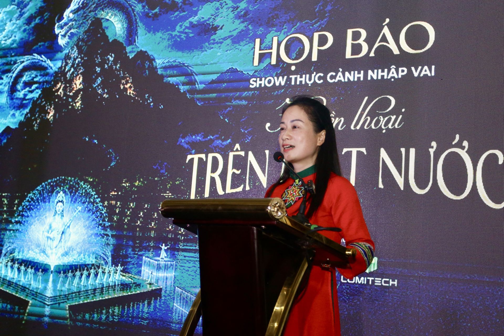 Chủ tịch UBND x&atilde; N&agrave; Hang B&ugrave;i Thị Xuy&ecirc;n ph&aacute;t biểu tại buổi họp b&aacute;o.