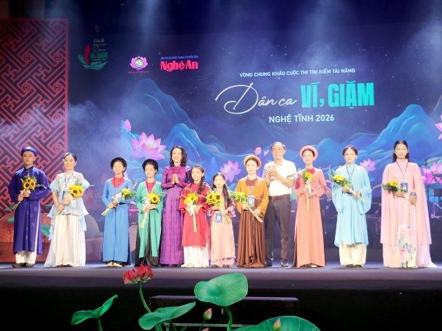 Ban Tổ chức trao Giấy chứng nhận v&agrave;o v&ograve;ng chung khảo Cuộc thi &ldquo;T&igrave;m kiếm t&agrave;i năng d&acirc;n ca V&iacute;, Giặm Nghệ Tĩnh&rdquo; năm 2026 cho 10 th&iacute; sinh, nh&oacute;m th&iacute; sinh của đ&ecirc;m thi thứ nhất.