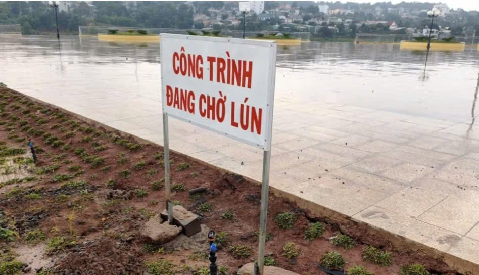 Quảng trường Trung tâm Gia Nghĩa xuất hiện lún, nứt sau gần hai tuần sử dụng. Ảnh: ĐH Quảng trường Trung tâm Gia Nghĩa xuất hiện lún, nứt sau gần hai tuần sử dụng. Ảnh: ĐH