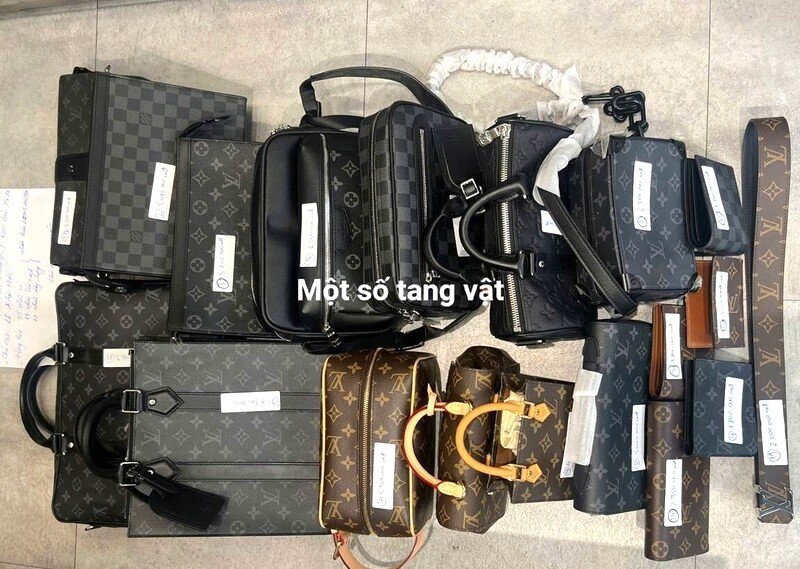 Lô hàng hóa vi phạm (Ảnh: CA Hà Nội) Lô hàng hóa vi phạm (Ảnh: CA Hà Nội)