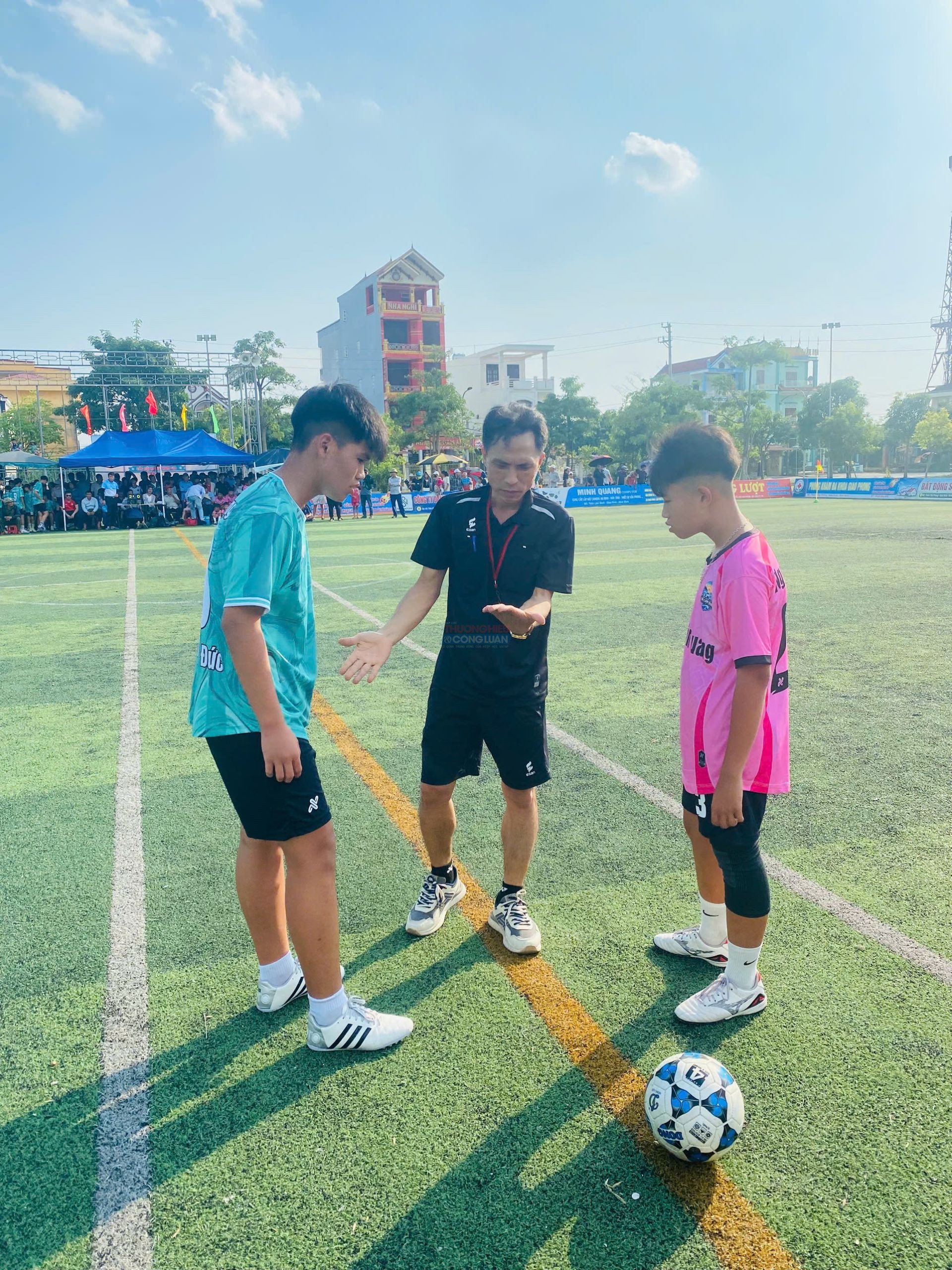 Hai đội l&agrave;m thủ tục trước khi v&agrave;o trận đấu