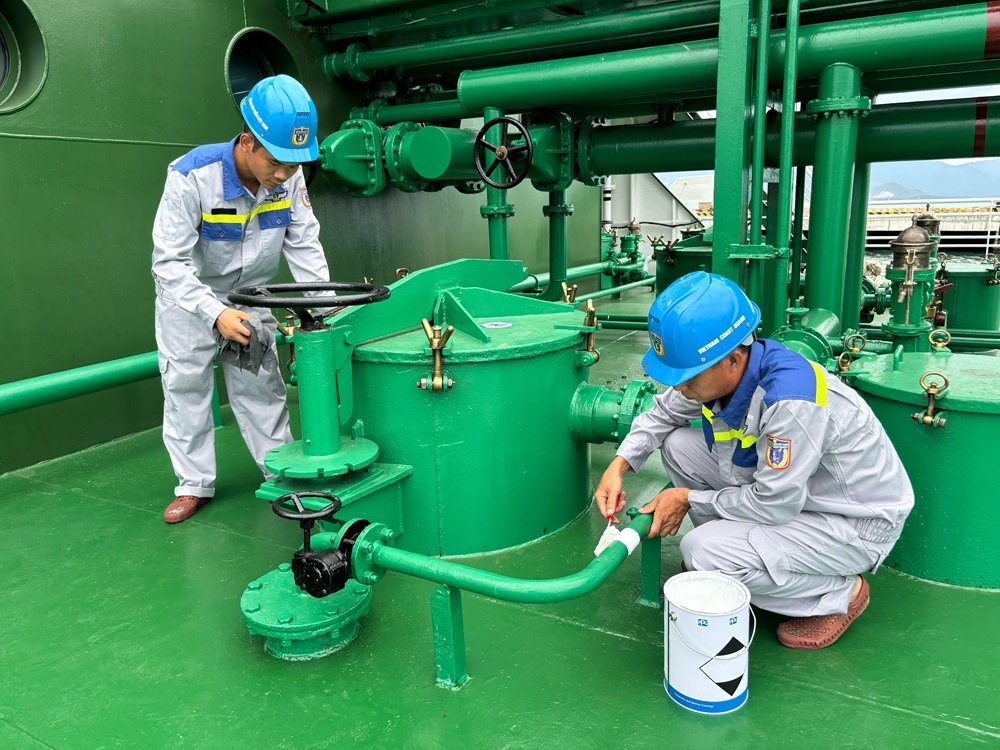 Cán bộ, chiến sĩ Hải đoàn 32 tích cực bảo dưỡng, sửa chữa trang thiết bị kỹ thuật trên tàu. Cán bộ, chiến sĩ Hải đoàn 32 tích cực bảo dưỡng, sửa chữa trang thiết bị kỹ thuật trên tàu.