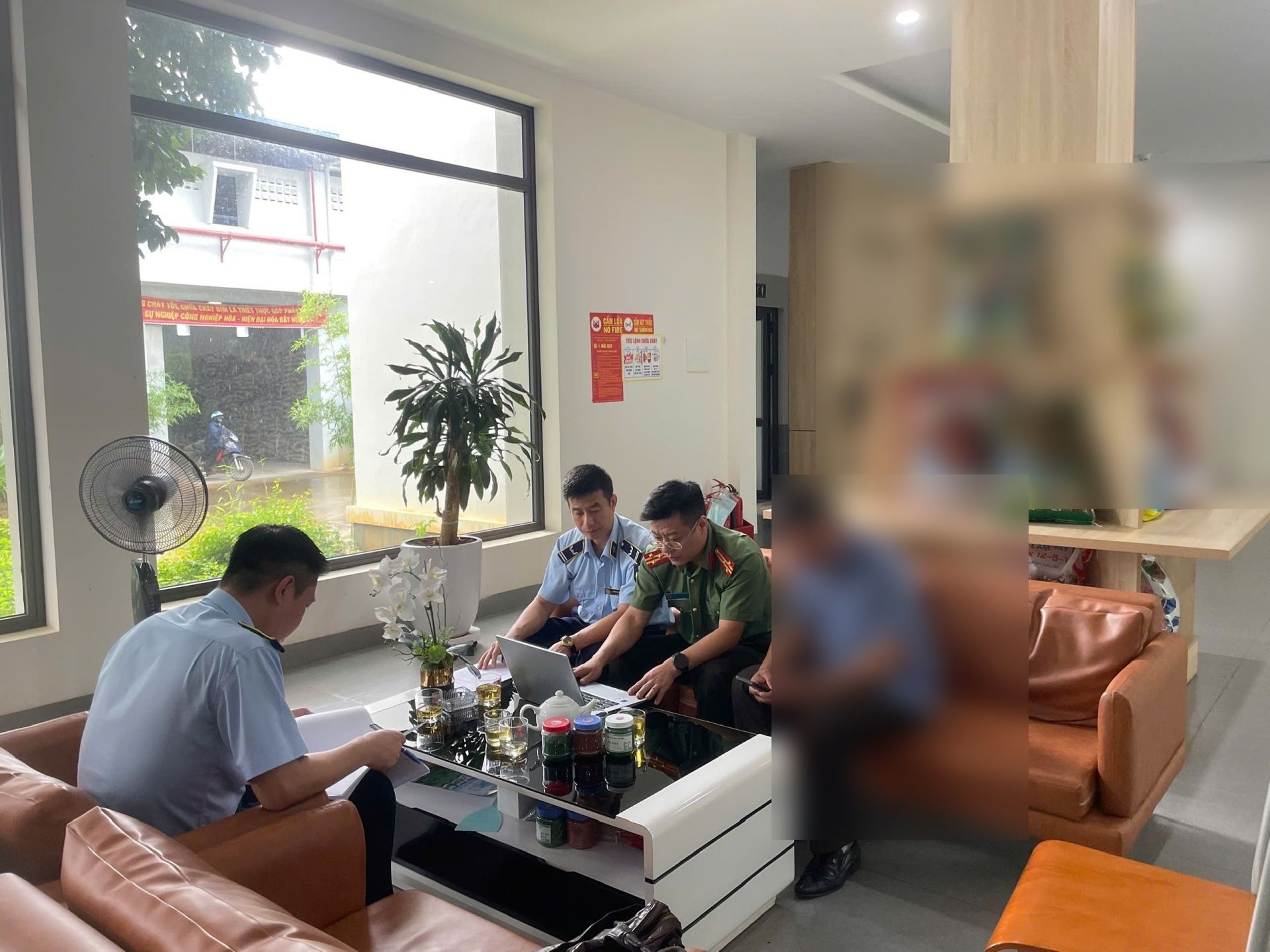 Lực lượng thuộc Đội Quản lý thị trường số 2 phối hợp với lực lượng chức năng làm việc với cơ sở kinh doanh trên địa bàn quản lý Lực lượng thuộc Đội Quản lý thị trường số 2 phối hợp với lực lượng chức năng làm việc với cơ sở kinh doanh trên địa bàn quản lý