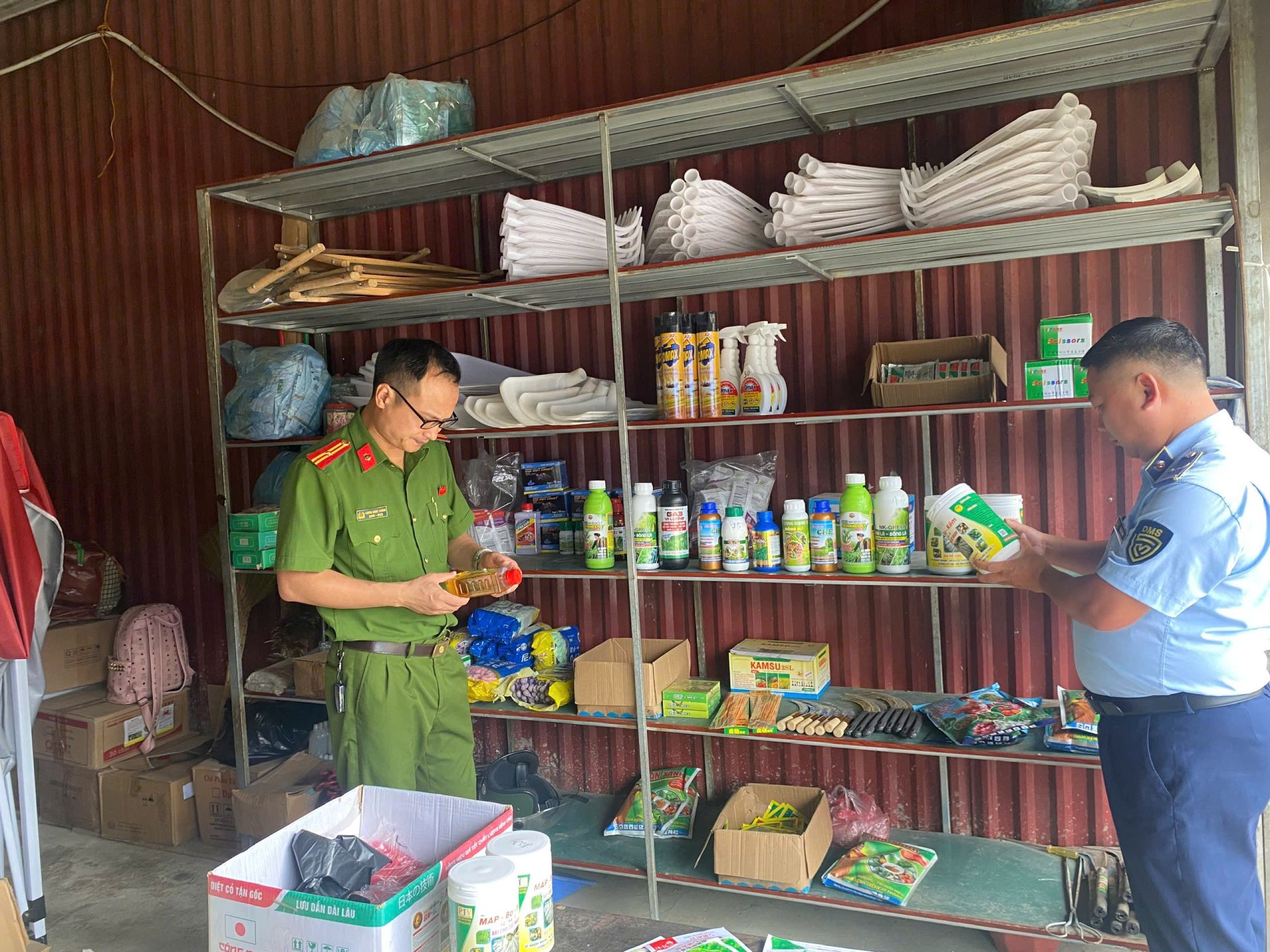 Lực lượng chức năng kiểm tra cơ sở kinh doanh thuốc bảo vệ thực vật Lực lượng chức năng kiểm tra cơ sở kinh doanh thuốc bảo vệ thực vật
