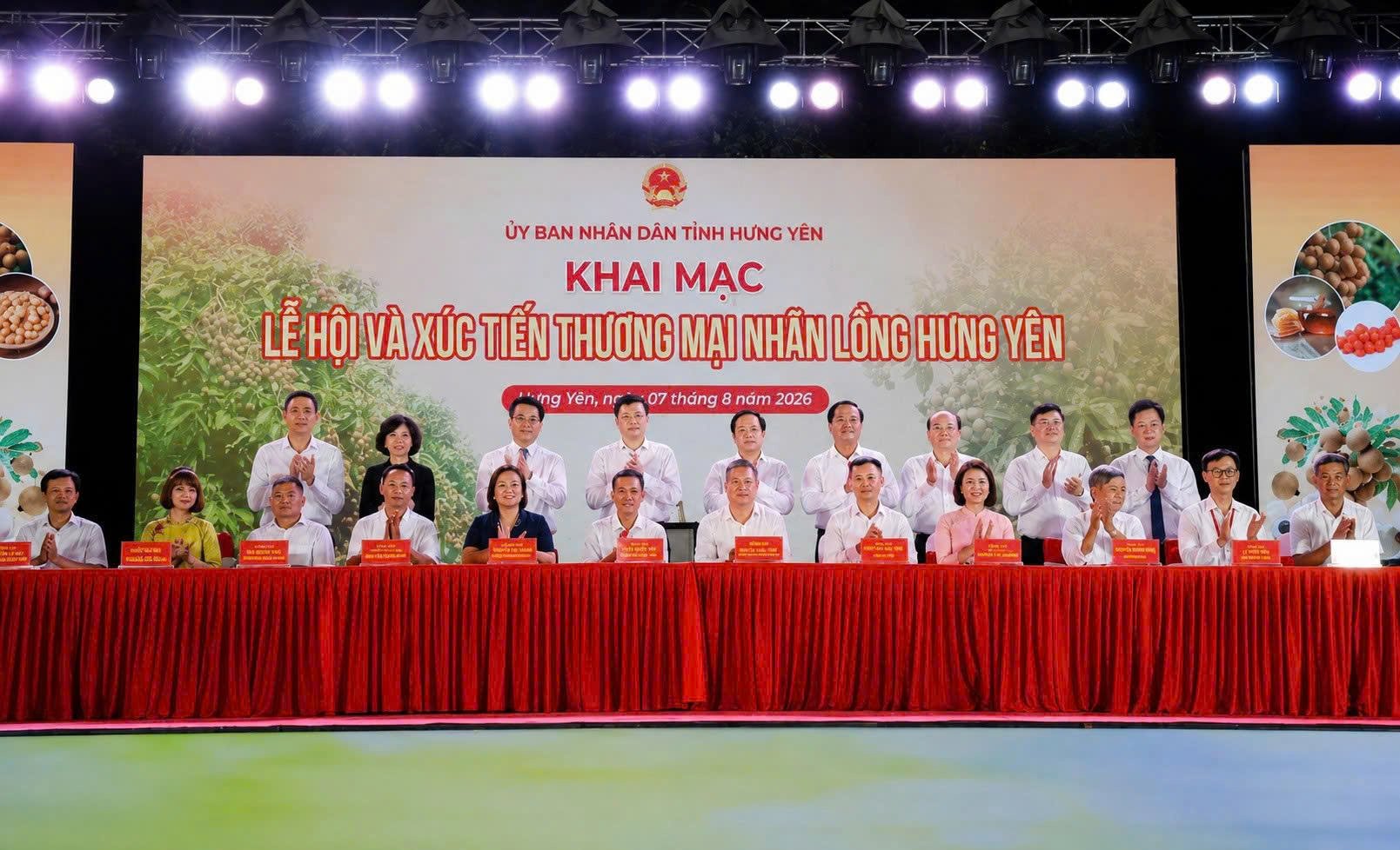 Lễ ký kết hợp đồng tiêu thụ sản phẩm nhãn giữa các hợp tác xã, nhà vườn lớn và các doanh nghiệp tiêu thụ trong nước và xuất khẩu, nhằm thúc đẩy đầu ra bền vững cho sản phẩm nhãn lồng Hưng Yên Lễ ký kết hợp đồng tiêu thụ sản phẩm nhãn giữa các hợp tác xã, nhà vườn lớn và các doanh nghiệp tiêu thụ trong nước và xuất khẩu, nhằm thúc đẩy đầu ra bền vững cho sản phẩm nhãn lồng Hưng Yên