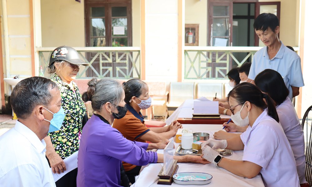Người dân được lấy mẫu xét nghiệm đường huyết mao mạch. Người dân được lấy mẫu xét nghiệm đường huyết mao mạch.