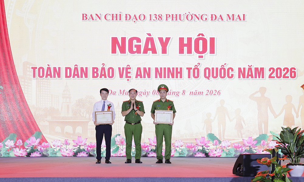 Thượng tướng Nguyễn Văn Long trao Bằng khen của Bộ trưởng Bộ Công an cho tập thể Nhân dân và cán bộ phường Đa Mai; cá nhân Trung tá Nguyễn Việt Hoài, Trưởng Công an phường vì đã có thành tích xuất sắc trong phong trào toàn dân bảo vệ an ninh Tổ quốc. Thượng tướng Nguyễn Văn Long trao Bằng khen của Bộ trưởng Bộ Công an cho tập thể Nhân dân và cán bộ phường Đa Mai; cá nhân Trung tá Nguyễn Việt Hoài, Trưởng Công an phường vì đã có thành tích xuất sắc trong phong trào toàn dân bảo vệ an ninh Tổ quốc.