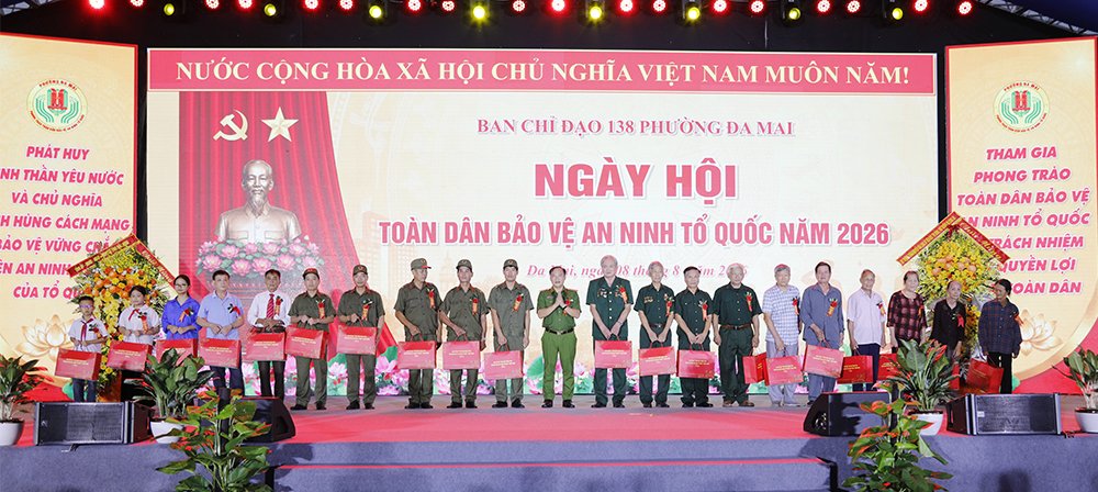 Thượng tướng Nguyễn Văn Long trao quà cho cựu chiến binh, thành viên tổ bảo vệ an ninh, trật tự ở cơ sở tiêu biểu, người dân, học sinh có hoàn cảnh khó khăn. Thượng tướng Nguyễn Văn Long trao quà cho cựu chiến binh, thành viên tổ bảo vệ an ninh, trật tự ở cơ sở tiêu biểu, người dân, học sinh có hoàn cảnh khó khăn.