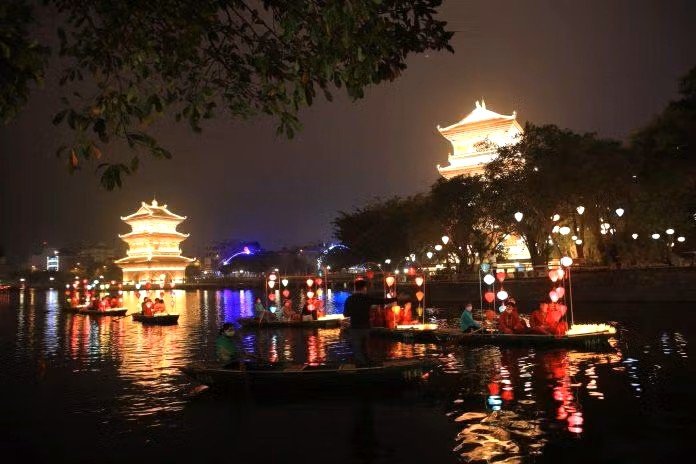 Phố cổ Hoa Lư v&agrave;o đ&ecirc;m